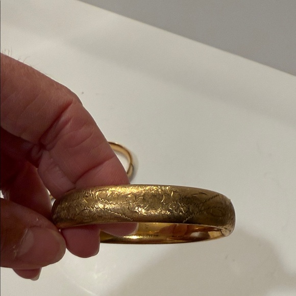 Vintage Elegant Gold Bangle Set - Picture 3 of 9